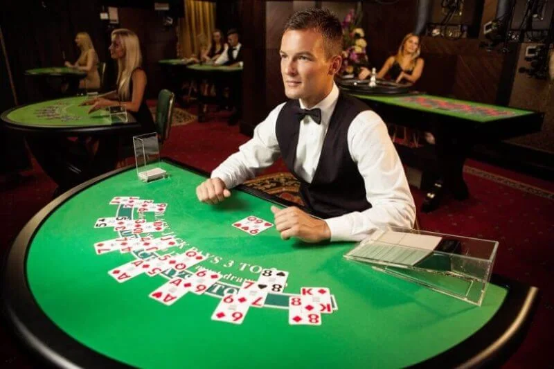 Dealer memandu permainan kartu di meja kasino live